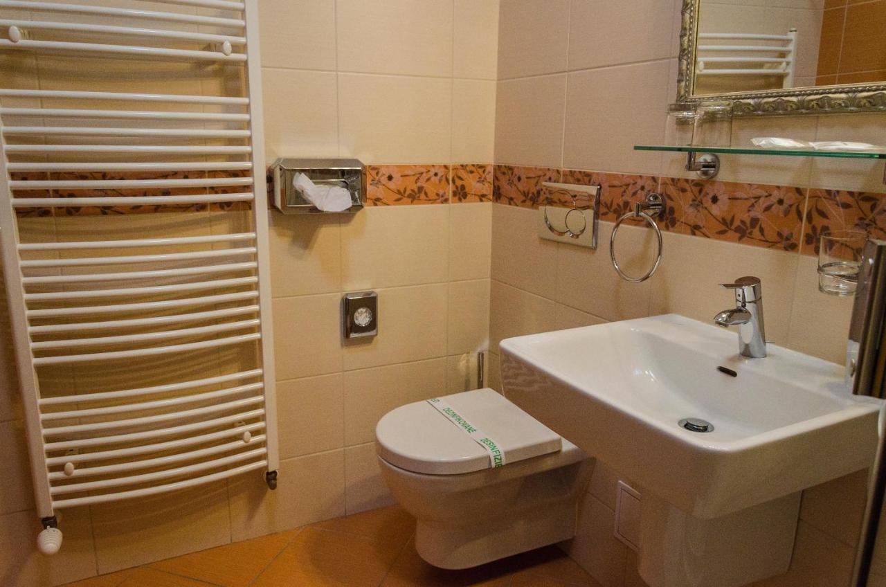 Hotel Rokoko Кошице Экстерьер фото